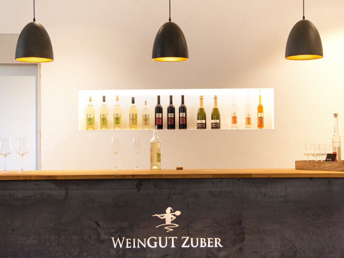 	Vinothek im WeinGut Zuber in Rudolfingen mit Weinregalen und Bar